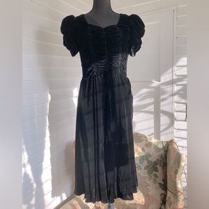 Vintage 1940s 40s ruched black velvet midi cottagecore goth puff sleeve dress